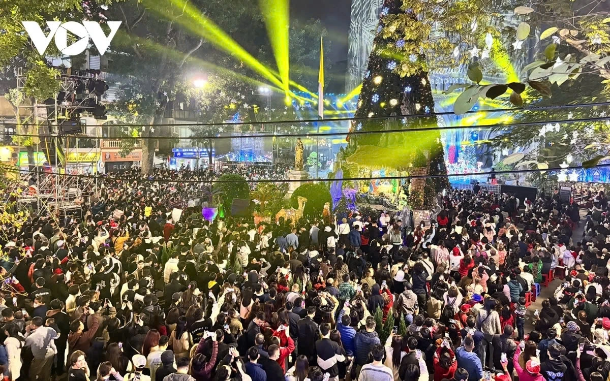 St. Joseph’s Cathedral and surrounding areas like the Old Quarter and Hoan Kiem Lake are illuminated with stunning decorations. Crowds gather to attend midnight Mass or simply to revel in the festive atmosphere.