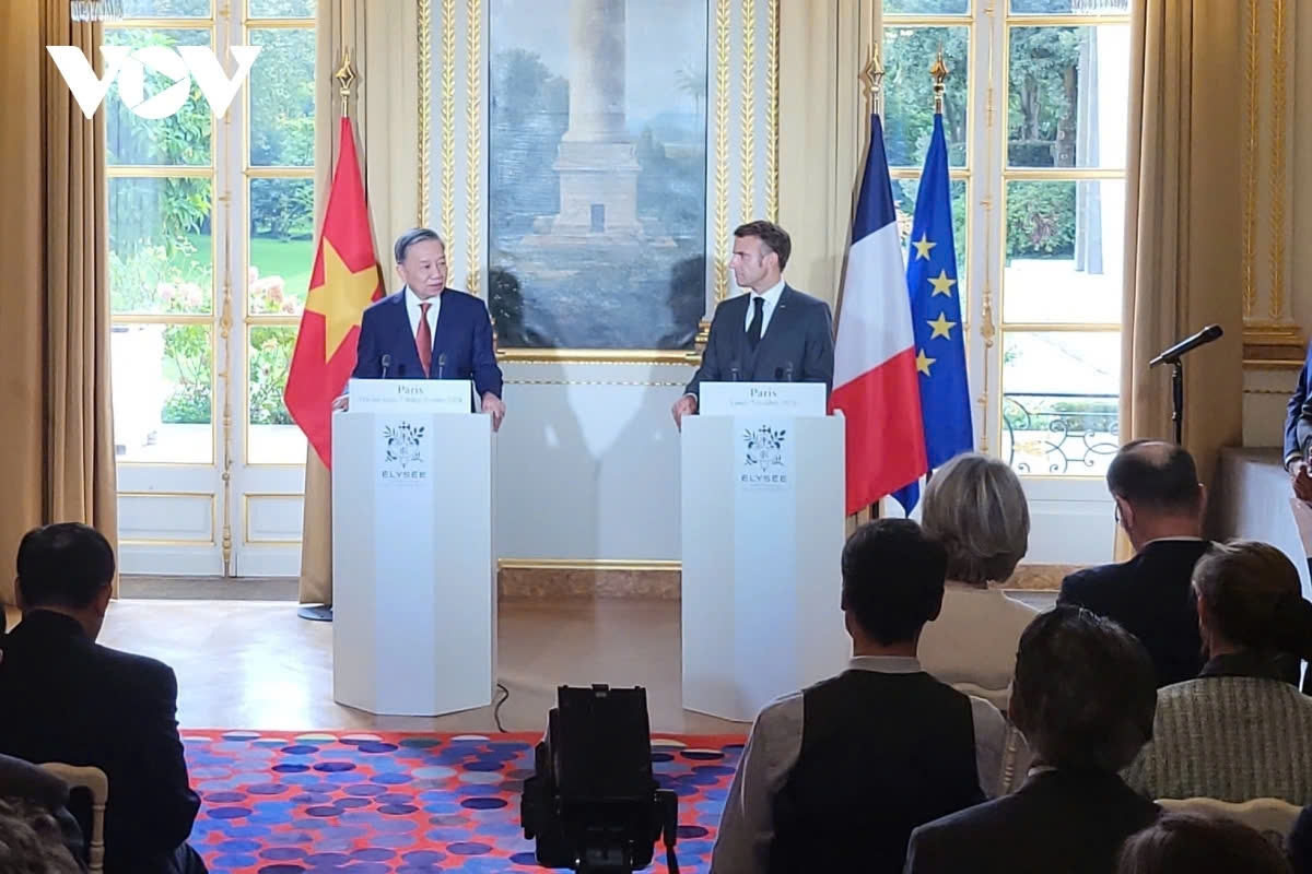 The then General Secretary and President To Lam (now General Secretary To Lam) attends the 19th Francophone Summit and pays an official visit to France from October 3 - 7. During the visit, General Secretary and President To Lam and French President Emmanuel Macron agree to announce the upgrade of the relationship between the two countries to a Comprehensive Strategic Partnership. Before arriving in France, General Secretary and President To Lam pays a State visit to Ireland from October 1 to 3 and another visit to Mongolia from September 30 to October 1. In the photo, General Secretary and President To Lam and French President Emmanuel Macron meet the press at the Elysee Palace.