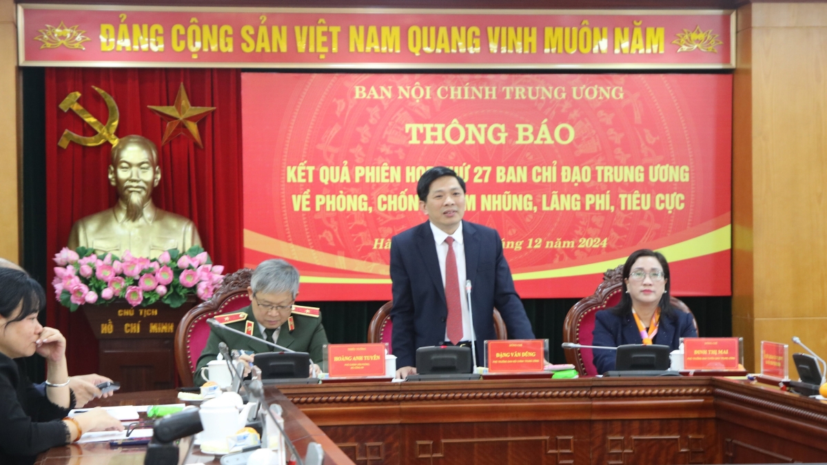 Ông Đặng Văn Dũng, Phó Trưởng Ban Nội chính Trung ương thông tin tại cuộc họp.