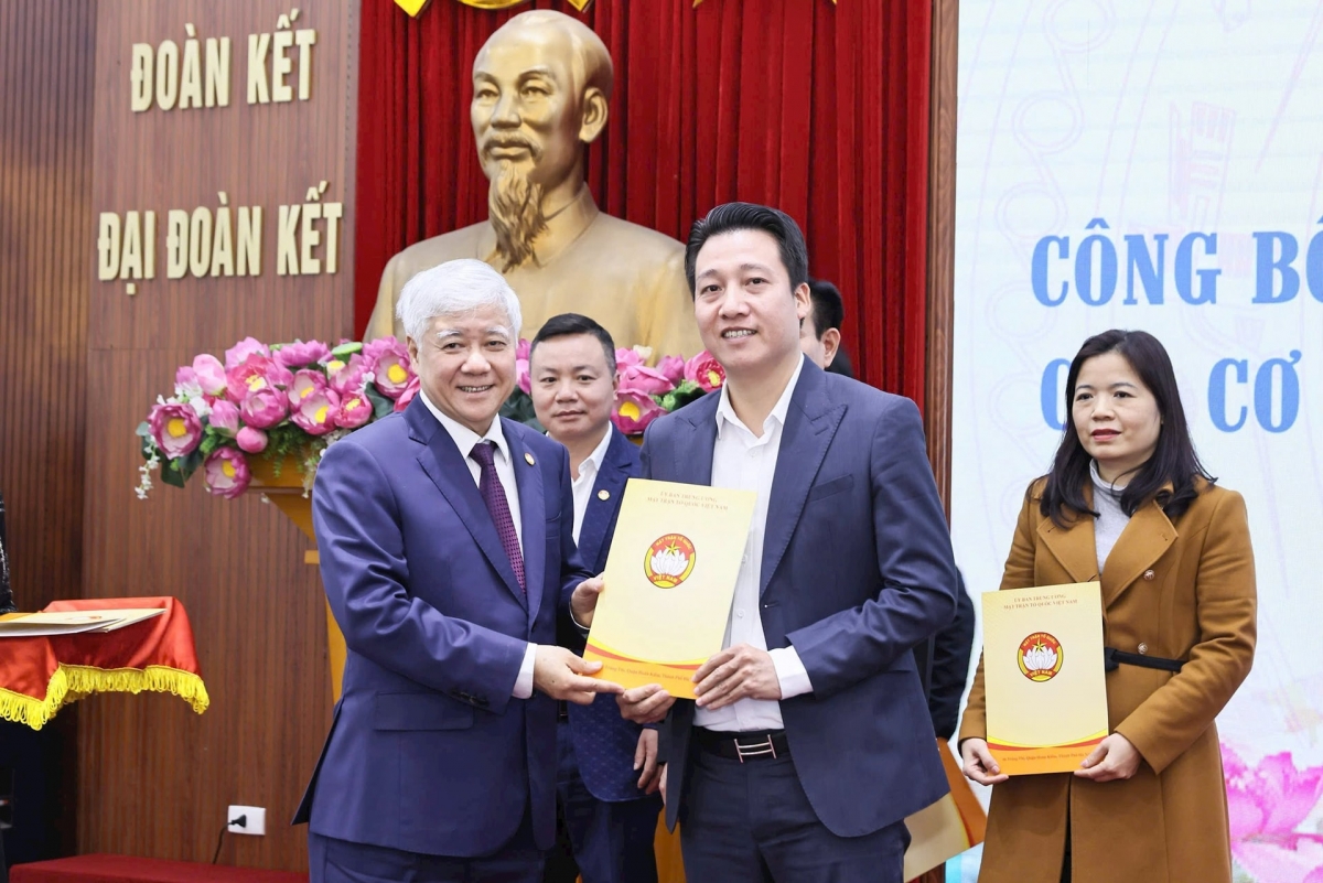Ủy viên Bộ Chính trị, Bí thư Trung ương Đảng, Chủ tịch Ủy ban Trung ương MTTQ Việt Nam Đỗ Văn Chiến trao Quyết định điều động, bổ nhiệm nhà báo Nguyễn Văn Dũng, Phó Tổng Biên tập Tạp chí Mặt trận giữ chức vụ Phó Tổng Biên tập Báo Đại Đoàn Kết. 