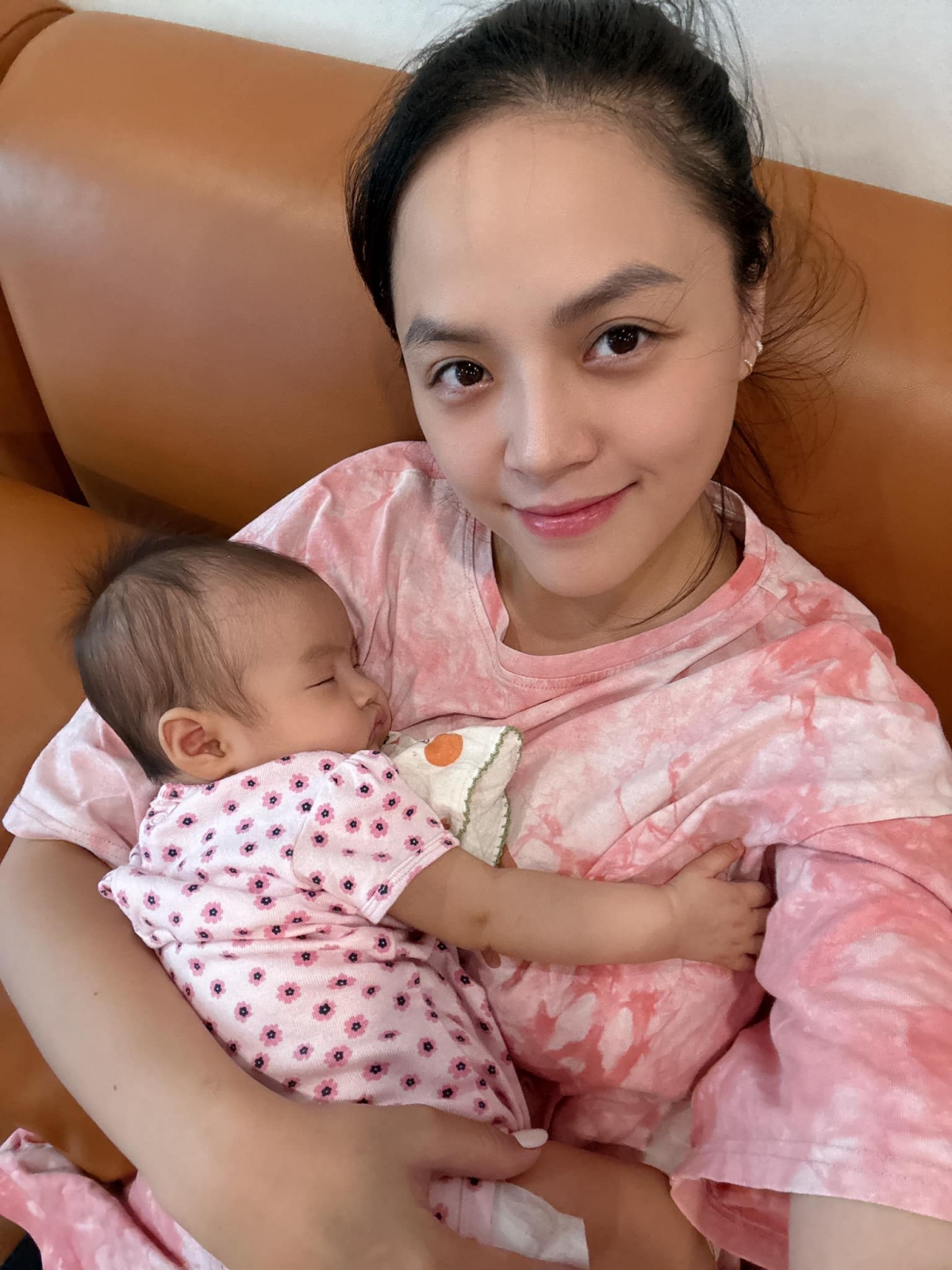 Vào tháng 5, diễn viên Thu Quỳnh sinh con thứ hai. Cô sinh bé gái, đặt tên thân mật là Tằm. Thu Quỳnh công bố thông tin mang bầu con gái hồi tháng 11/2023 nhưng giữ kín danh tính bố em bé. Nữ diễn viên cho biết lần thứ hai mang thai là trải nghiệm hạnh phúc khi được gia đình, bạn bè và mọi người xung quanh chăm sóc nhiều hơn. Thu Quỳnh từng kết hôn với diễn viên Chí Nhân năm 2014 và chia tay năm 2015, cả hai có một bé trai. 