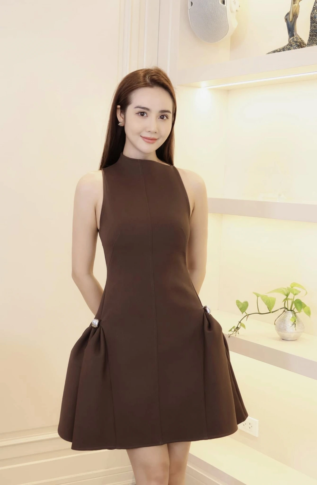 Minh Huyền (Huyền Lizzie) vào đề cử VTV Awards 2024 ở hạng mục Diễn viên nữ ấn tượng với vai Dương trong "Chúng ta của 8 năm sau" (phần 2). Dương ở phần 2 dường như là một con người hoàn toàn khác biệt so với phần 1. Huyền Lizzie từng chia sẻ, bản thân cô cũng áp lực khi thủ vai nữ chính trong khi Hoàng Hà đã diễn xuất quá tốt ở phần 1.