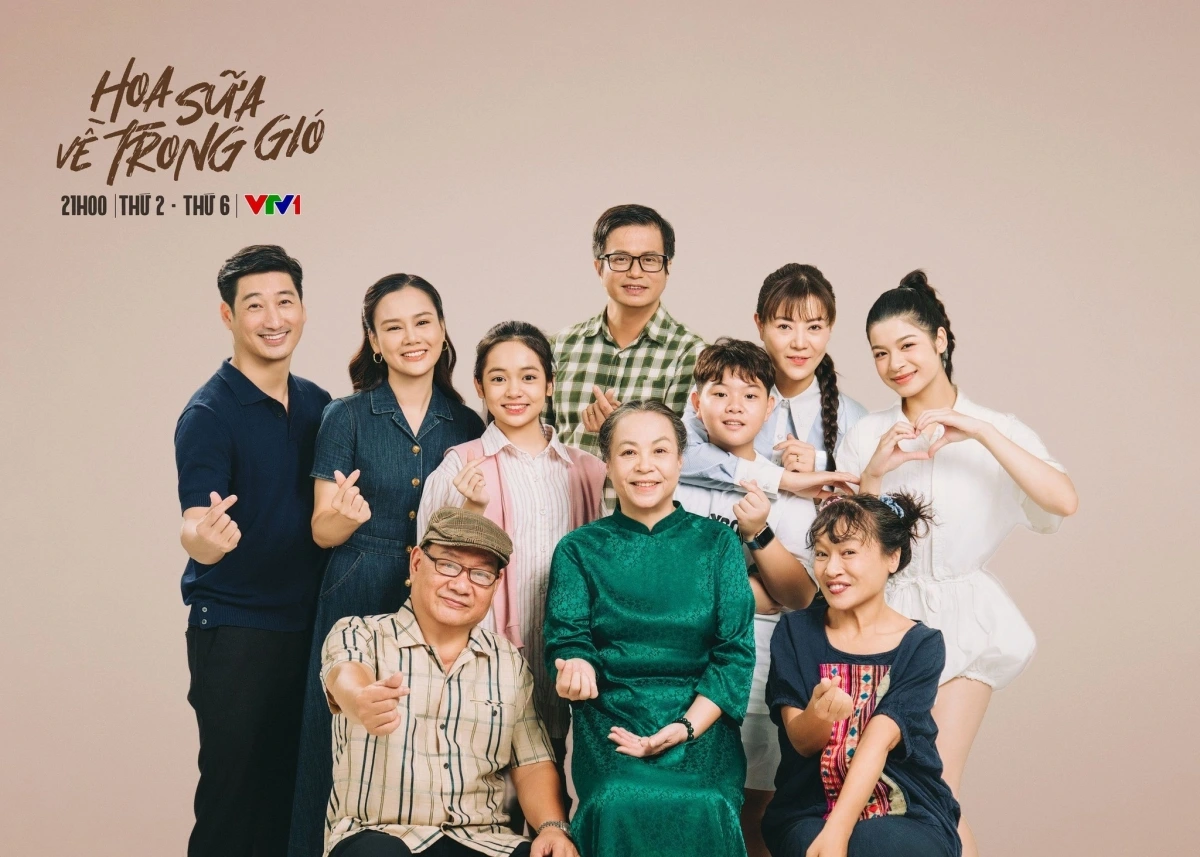"Hoa sữa về trong gió" xoay quanh gia đình bà Trúc, một cán bộ đã về hưu, có 2 người con là Hiếu và Thuận. Chồng bà Trúc mất sớm, một mình bà nuôi dạy, dựng vợ gả chồng cho 2 đứa con. Những tưởng bà Trúc sẽ nghỉ ngơi tuổi già nhưng không bà vẫn chăm sóc từng ly từng tý cho các con, các cháu mà không phân biệt dâu, rể hay con trai, con gái. Từ đó, những mâu thuẫn, khúc mắc, biến cố trong gia đình nhỏ của Hiếu - Linh, Thuận - Khang, hay chuyện tình yêu, công việc của cháu gái Trang cũng vẫn là những nỗi u sầu, trăn trở của bà Trúc.