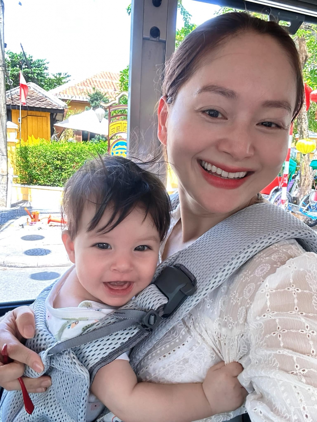 Diễn viên Lan Phương sinh con gái thứ hai Mia Mai Duffy vào tháng 3/2024. Khi con gái tròn 5 tháng tuổi, Lan Phương đưa hai con vào Đà Nẵng đoàn tụ với chồng. Cô đi lại giữa Đà Nẵng và Hà Nội để phù hợp công việc và cuộc sống. Nữ diễn viên tập luyện thể thao để cơ thể săn chắc hơn, nhanh chóng về dáng.
