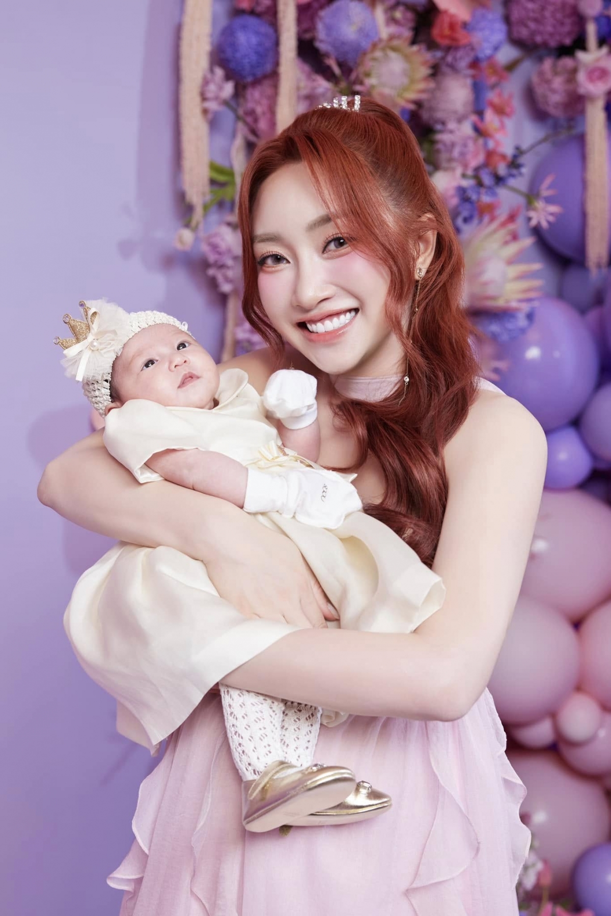 Lý Thùy Chang - vợ diễn viên Chi Bảo sinh con thứ hai vào tháng 9/2024, đặt tên là Gia Linh. Lý Thùy Chang từng tâm sự: "Lần này may mắn tôi có bầu con gái, đúng ý nguyện của hai vợ chồng. Anh Bảo vui lắm". Chi Bảo và Lý Thùy Chang đăng ký kết hôn vào năm 2021. Cặp đôi đón con chung Gia Khang chào đời năm 2022.