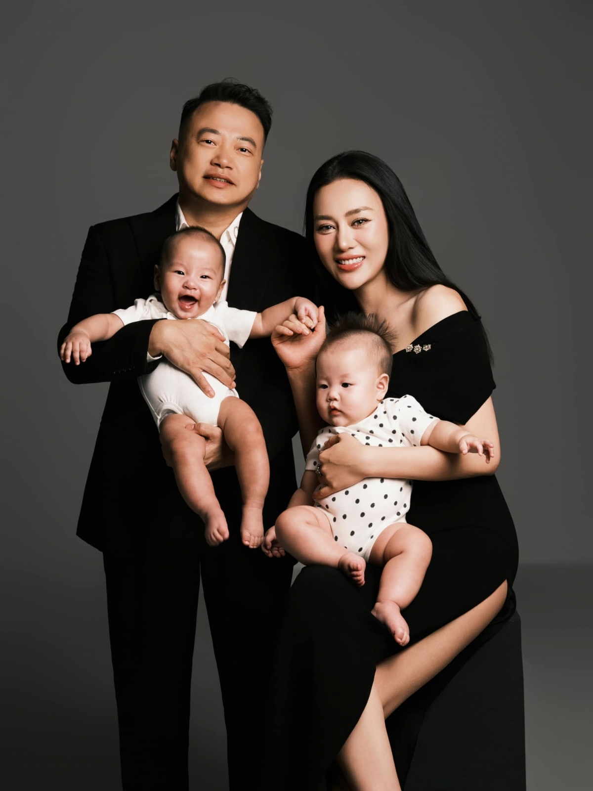 Diễn viên Phương Oanh và doanh nhân Shark Bình chào đón cặp song sinh một trai, một gái Jimmy - Jenny vào tháng 5/2024. Phương Oanh thường xuyên đăng tải những hình ảnh đáng yêu, bụ bẫm của hai con lên mạng xã hội và nhận được nhiều lời khen từ khán giả. Sau nửa năm sinh con, Phương Oanh trở lại hoạt động nghệ thuật khi tham gia cuộc thi Bước nhảy hoàn vũ. 