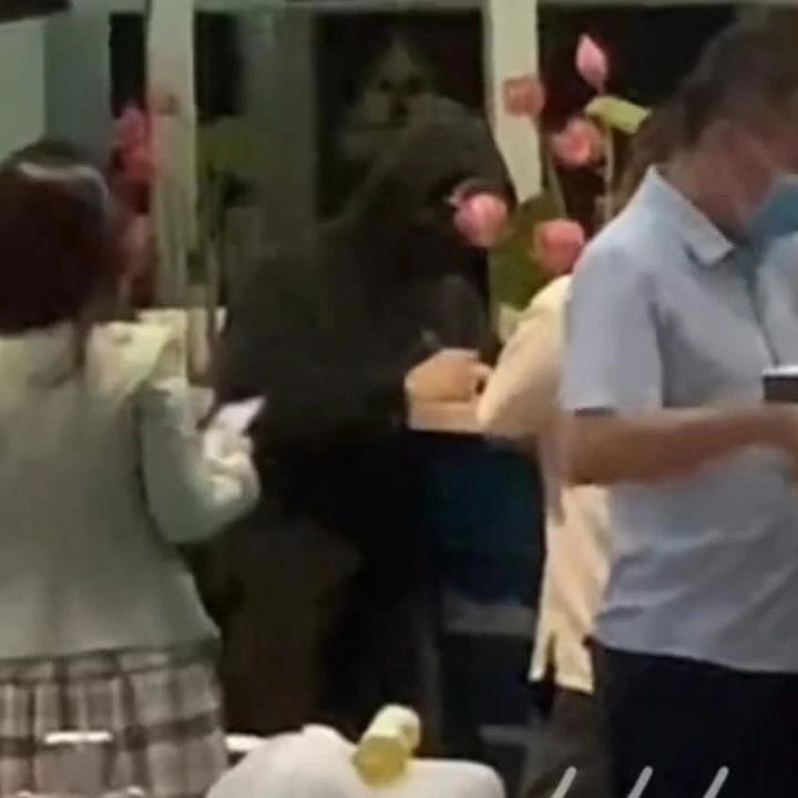 Hình ảnh được cho là Negav đang làm thủ tục tại sân bay để di chuyển tới Hà Nội