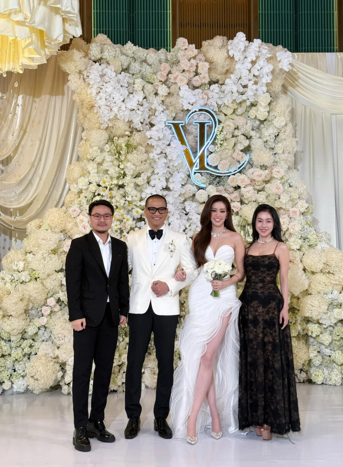 Đạo diễn Hoàng Nhật Nam và bà xã Phạm Kim Dung dự đám cưới Hoa hậu Khánh Vân và ông xã Nguyễn Long.