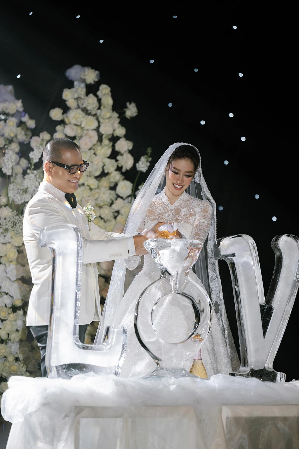 Tối 12/12, đám cưới của Hoa hậu Khánh Vân và nhiếp ảnh gia Nguyễn Long tổ chức ở TP.HCM, với sự tham dự của nhiều sao Việt đình đám. Ở phần đón khách, Khánh Vân diện váy cưới có phom dáng cúp ngực, xẻ đùi, giúp hoa hậu khoe lợi thế chiều cao. Trong phần làm lễ, nàng hậu diện váy cưới form dáng cổ điển với phần ren thiết kế tinh tế.