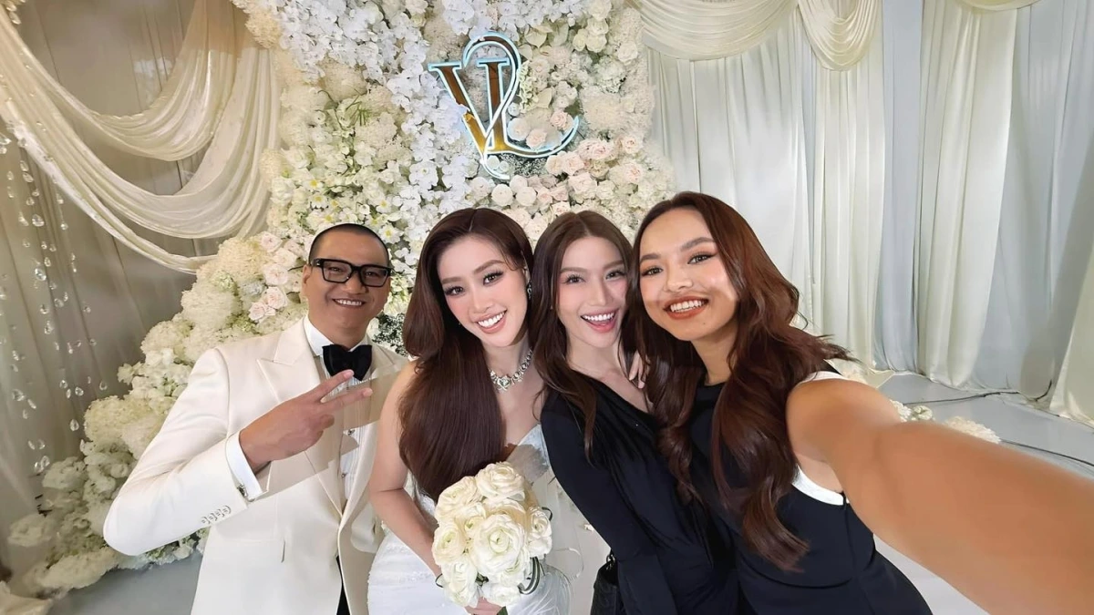 Chế Nguyễn Quỳnh Châu và Mai Ngô tươi cười chụp ảnh cùng cô dâu, chú rể.