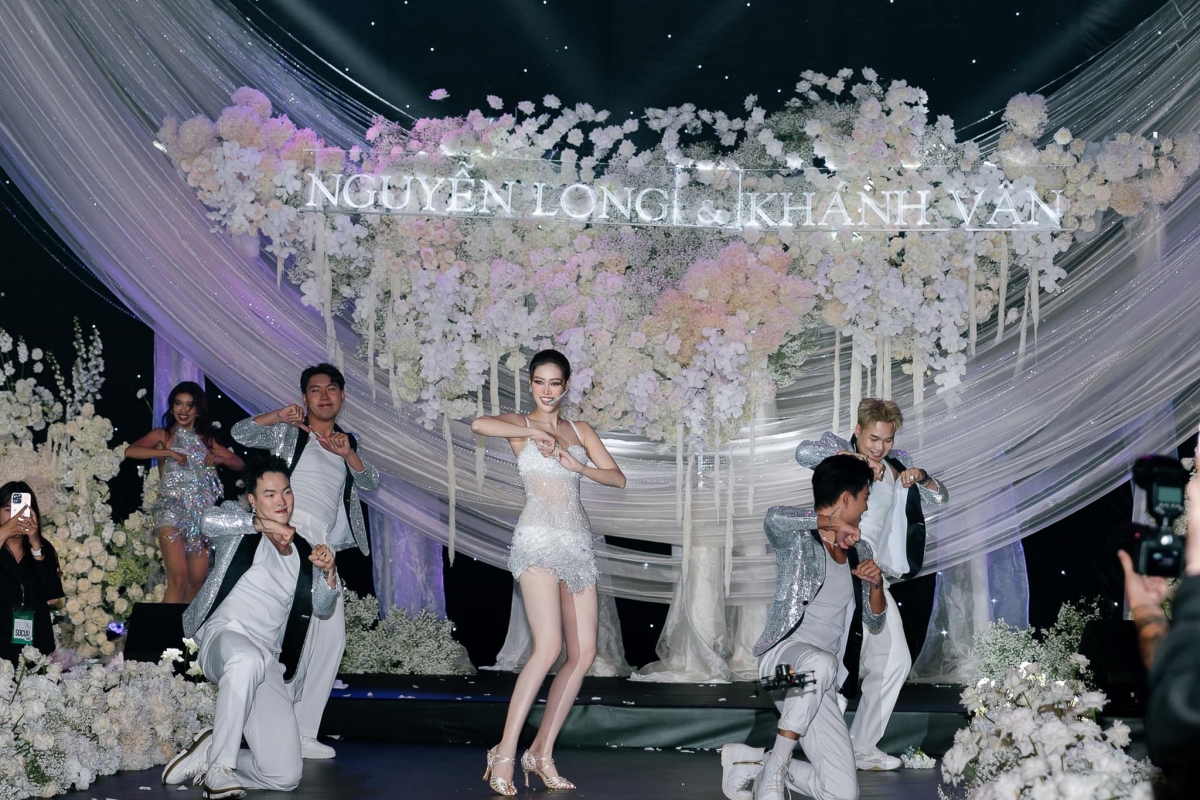 Hoa hậu Khánh Vân nhảy sexy trong tiệc cưới (Ảnh: FBNV)