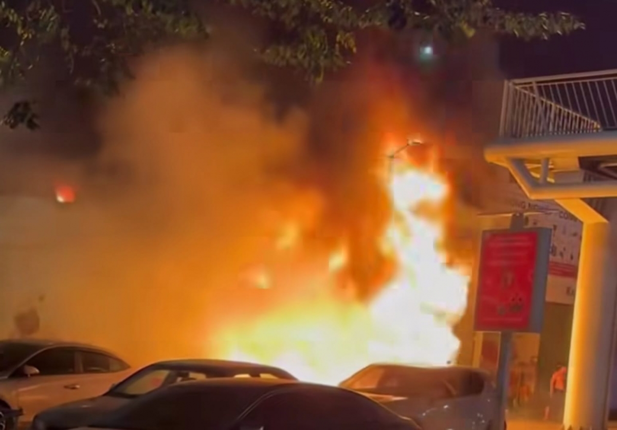 Đêm 18/12, một ngọn lửa lớn bất ngờ bùng lên từ ngôi nhà 3 tầng một tum kết hợp dùng làm quán cà phê ở số 258 đường Phạm Văn Đồng (phường Cổ Nhuế 2, quận Bắc Từ Liêm, Hà Nội). Ngọn lửa cháy dữ dội từ tầng 1, sau đó lan lên các tầng và lan sang xưởng cơ khí ở số 256 kế bên. Thời điểm cháy, quán hát có nhiều người.