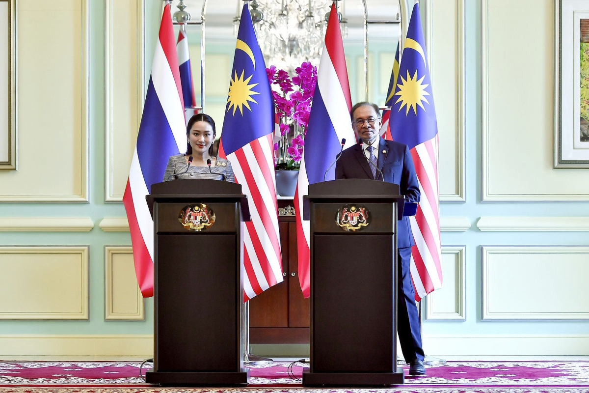 Thủ tướng Thái Lan Paetongtarn Shinawatra và Thủ tướng Malaysia Anwar Ibrahim phát biểu tại họp báo song cuộc gặp song phương sáng 16/12/2024. Ảnh: Văn phòng Thủ tướng Thái Lan