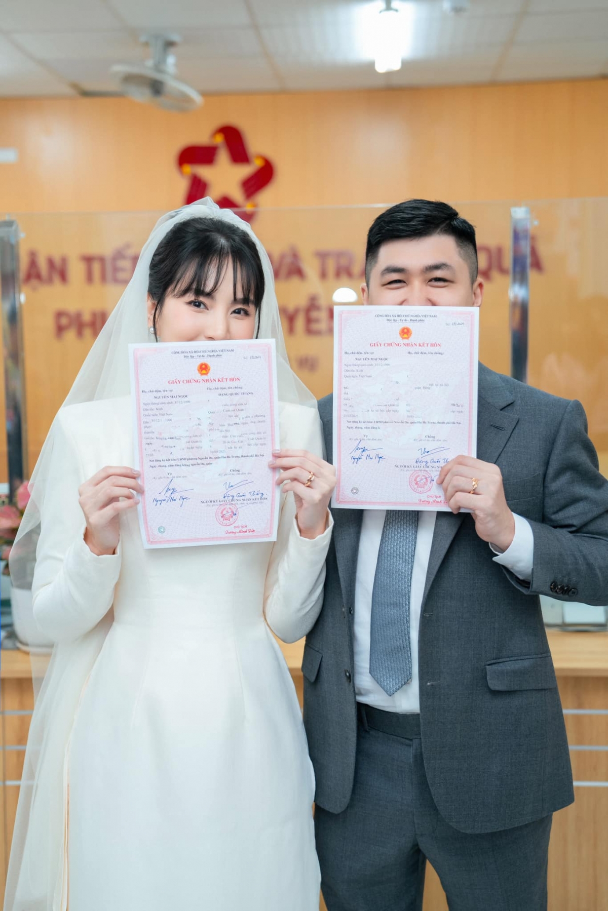 MC Mai Ngọc và chồng đi đăng ký kết hôn. (Ảnh: FBNV)