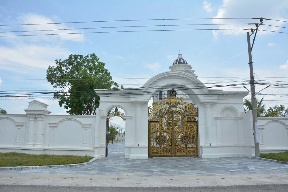 Cổng vào căn biệt thự. Ảnh: Đ.Tr