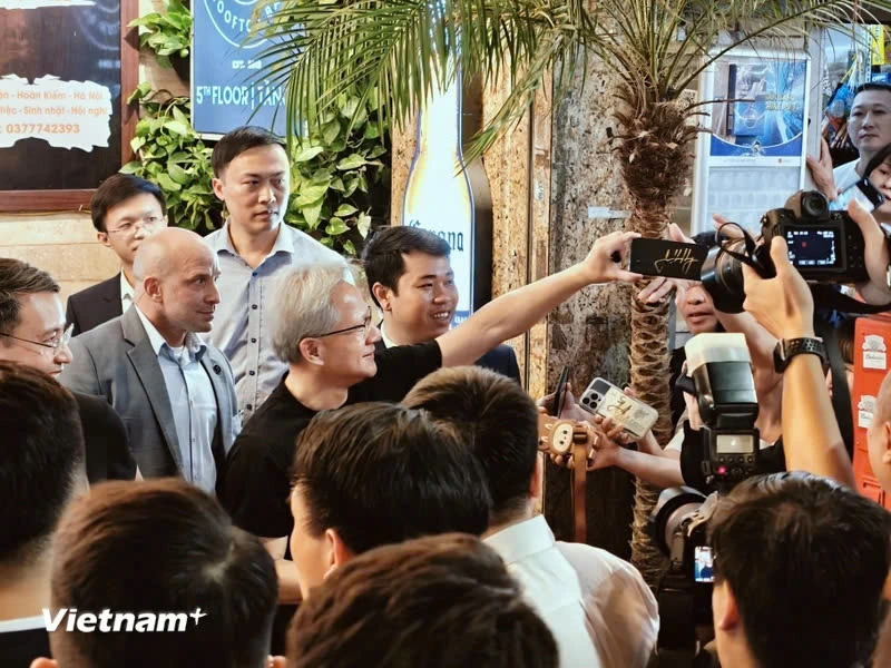 Vào cuối năm 2023, ông Jensen Huang cũng đã có dịp thưởng thức ẩm thực đường phố Việt. 