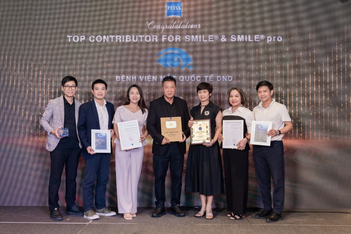 Ngoài giải thưởng danh giá "Phẫu thuật viên tiên phong mổ SMILE tại Việt Nam" của BS Dũng, Bệnh viện Mắt Quốc tế DND còn nhận thêm giải thưởng Zeiss Top Contributor dành cho đơn vị có đóng góp lớn trong hành trình triển khai SMILE và SMILE pro toàn cầu