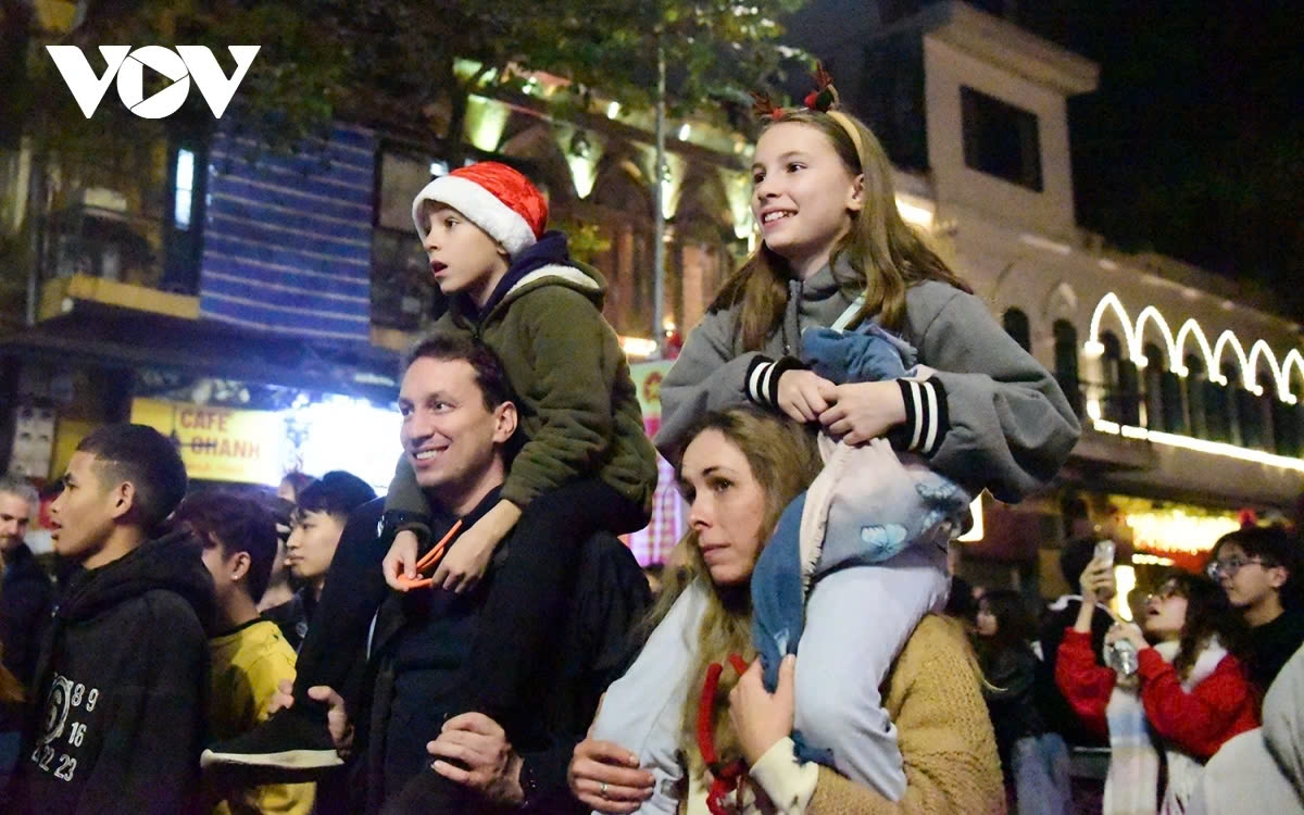 Not only are there Vietnamese people, but many foreign tourists also come there to have fun and immerse themselves in the lively atmosphere of Christmas Eve.