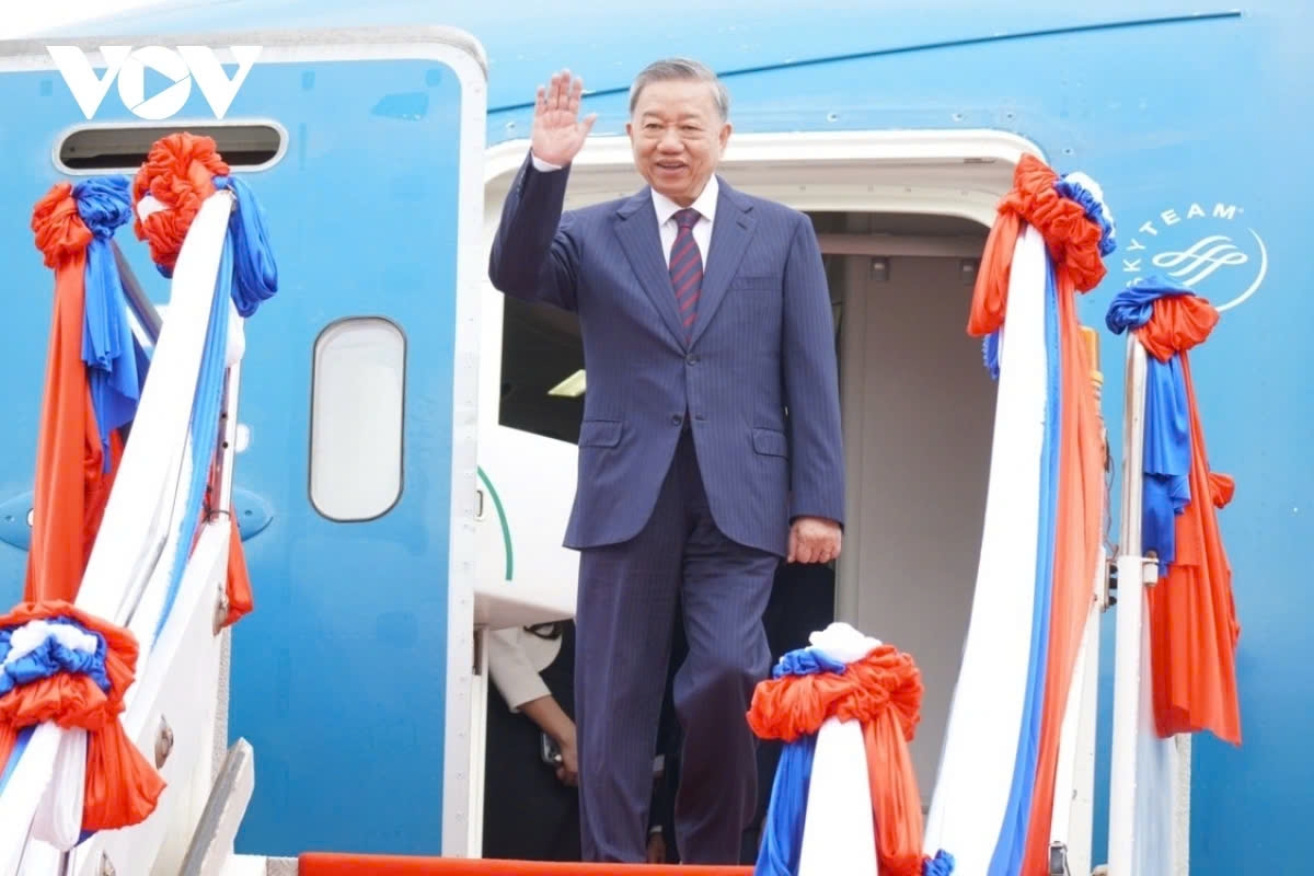 The then President (now General Secretary) To Lam pays State visits to Laos and Cambodia from July 11 – 13, his first overseas trip in the capacity as Head of State. In less than 3 days of stay, President To Lam has a busy program of activities with 32 events, symbolizing a significant step in implementing Vietnam’s foreign policy under the 13th National Congress of the Communist Party. In the photo, President To Lam arrives in Vientiane, starting a state visit to Laos.