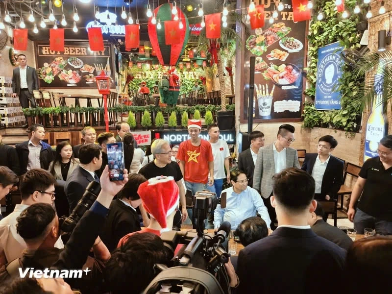 Lần này, Thủ tướng Phạm Minh Chính và ông Jensen Huang đã chọn một quán bia trên phố Tạ Hiện để thưởng thức các món đặc sản đường phố Hà Nội. 