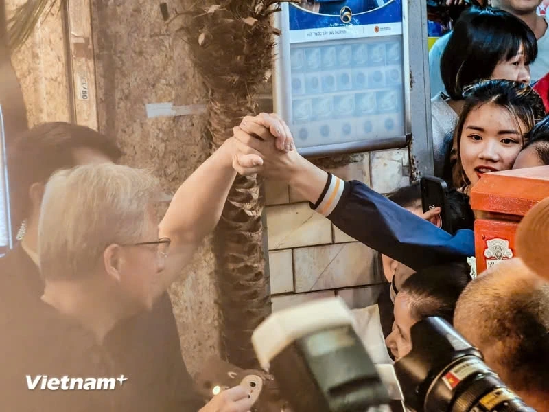 Rất đông người dân khi biết sự có mặt của Thủ tướng Phạm Minh Chính và ông Jensen Huang đã đổ ra đường chào đón nồng nhiệt.