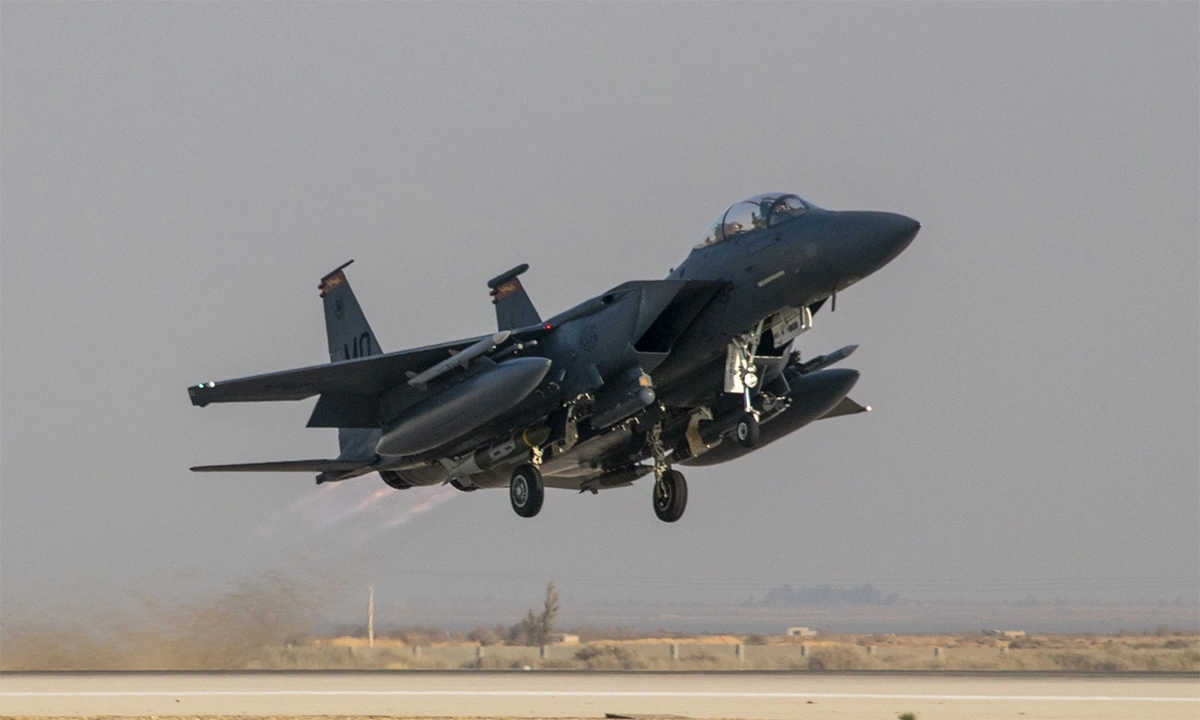 Tiêm kích F-15E của Mỹ cất cánh từ một sân bay ở Trung Đông, tháng 2/2020. Ảnh: USAF.