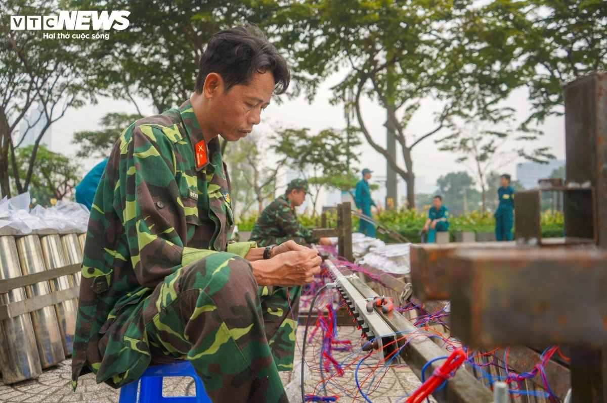 Theo Trung tá Phạm Văn Bình - Chủ nhiệm Hậu cần - Kỹ thuật, Bộ Tư lệnh TP.HCM, nhiệm vụ lắp đặt pháo hoa tại 3 điểm trên địa bàn TP.HCM diễn ra từ chiều 30/12. Quy trình triển khai diễn ra rất khẩn trương và luôn bảo đảm quy định nghiêm ngặt.