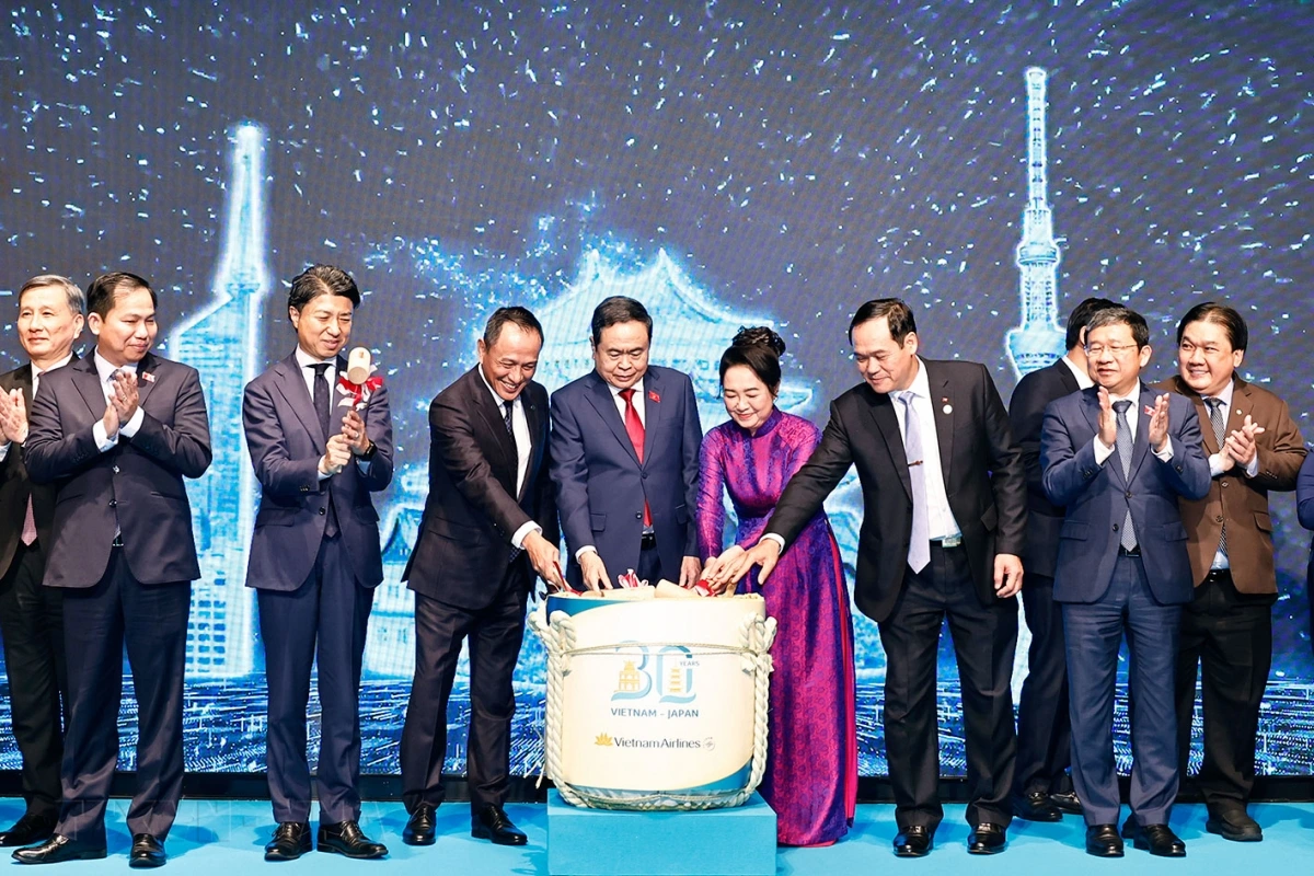 Chủ tịch Quốc hội Trần Thanh Mẫn cùng các đại biểu thực hiện nghi thức kỷ niệm 30 năm đường bay thẳng Việt Nam - Nhật Bản. 