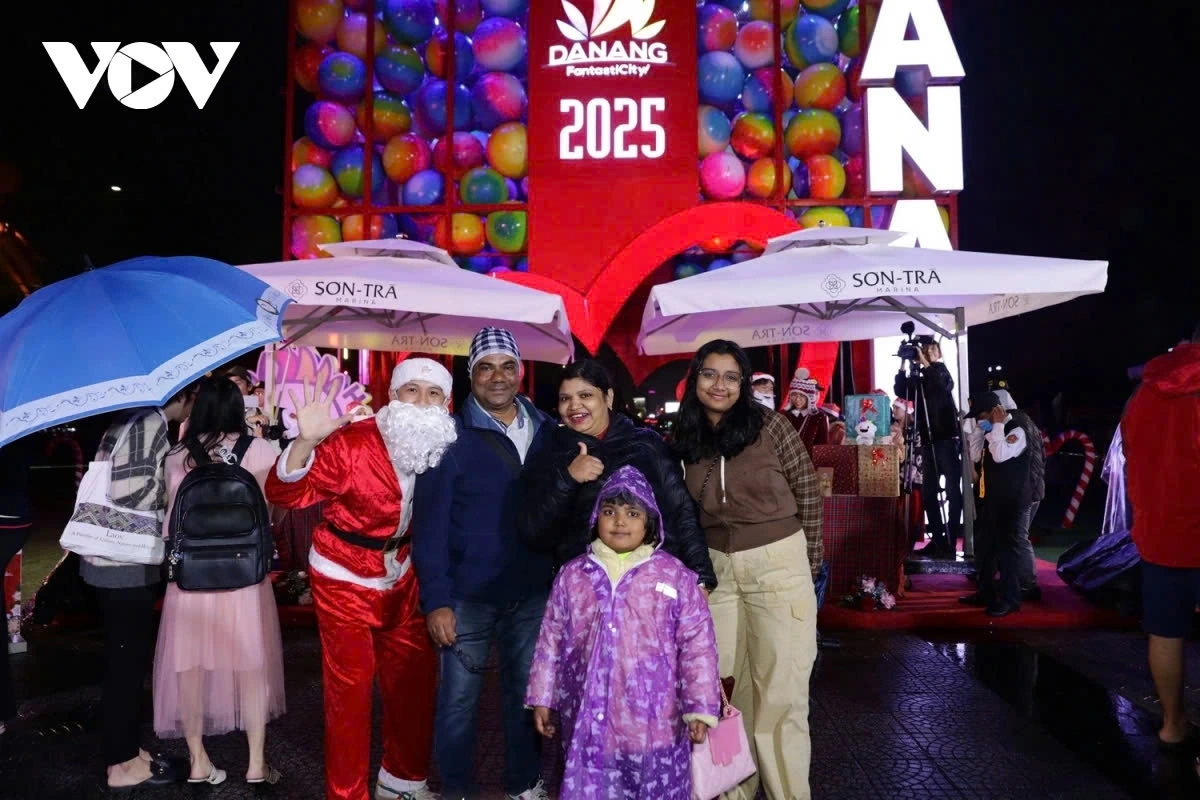 Despite the rain, a large number of residents and tourists in Da Nang city gather along the Dragon Bridge and the Han River to celebrate Christmas Eve with Santa Claus and explore the culinary offerings at the Christmas Market – New Year’s Welcome 2025 event.