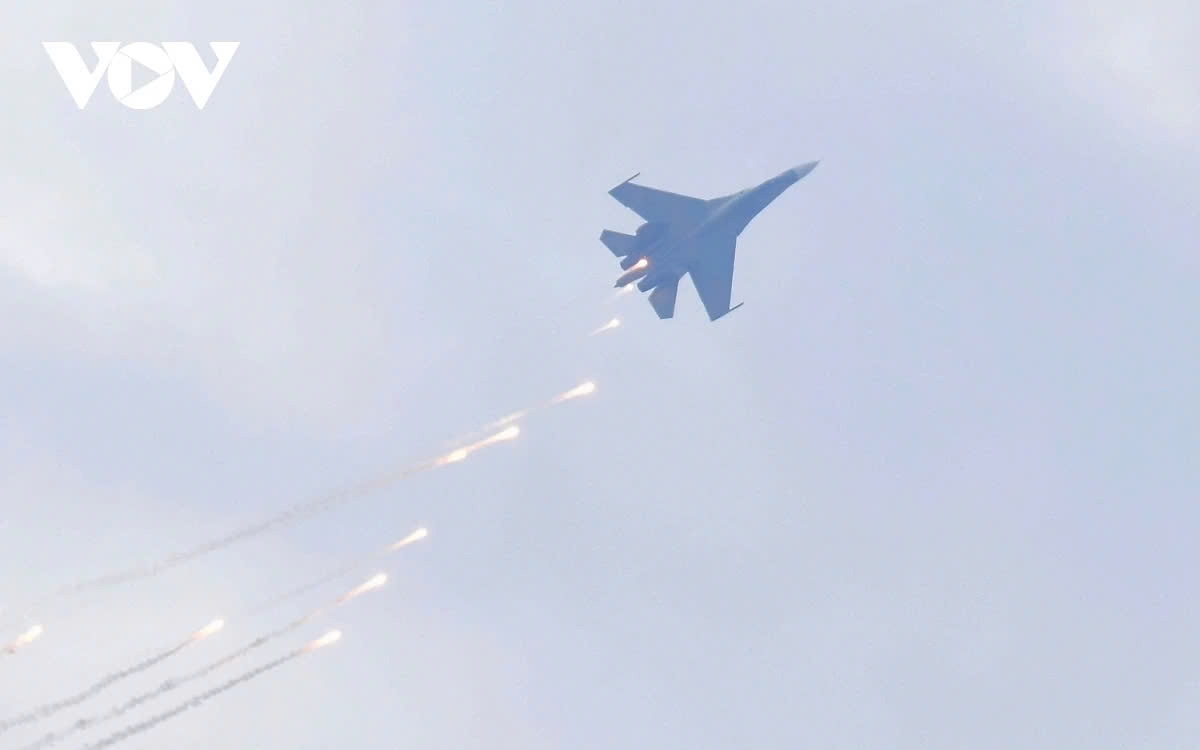 The SU-30MK2 fighter jets perform a high-class barrel roll while releasing decoy flares in the skies.
