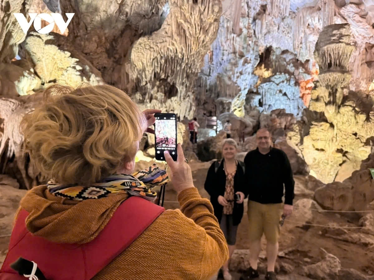 “This is the first time I have visited Vietnam and Ha Long Bay. Before coming here, I heard that Ha Long Bay is a popular destination, one of the must-visit tourist spots in the world. And indeed, it is undeniable that Ha Long Bay is very beautiful. I am truly impressed with this cave,” says a German visitor.