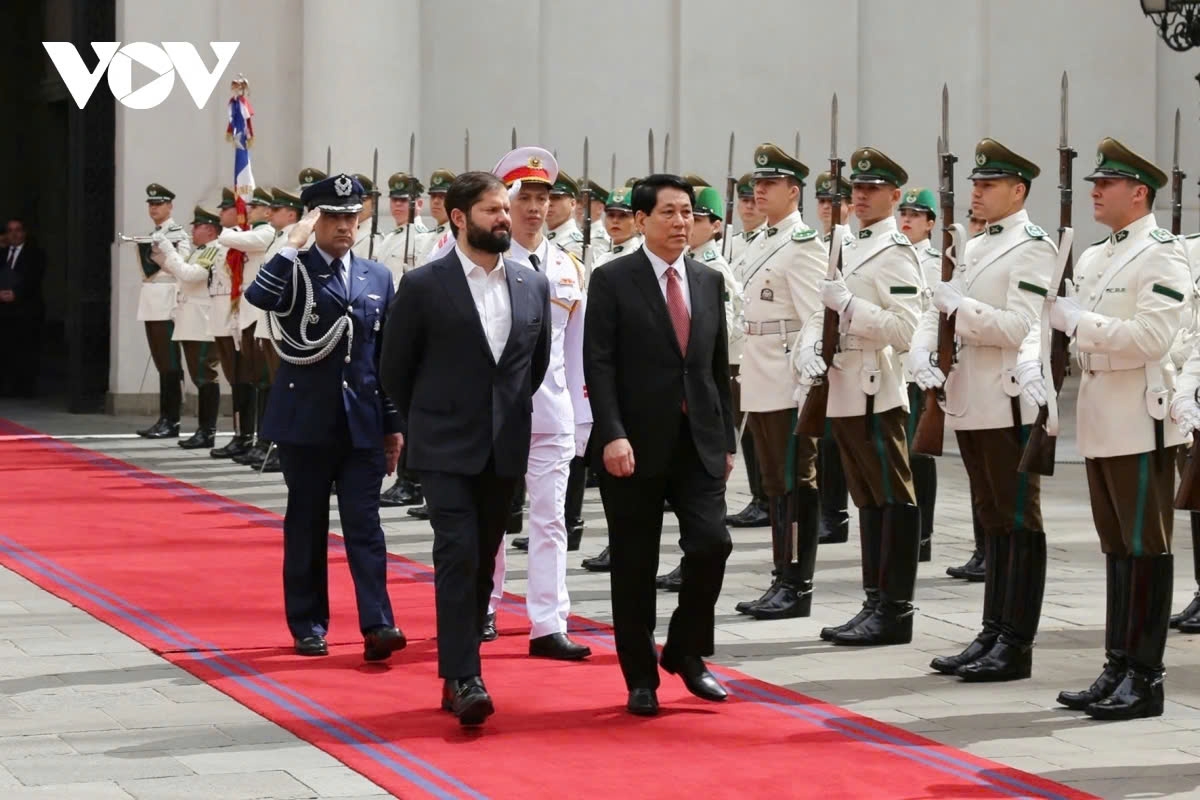 At the invitation of President Gabriel Boric Font, Vietnamese President Luong Cuong begins an official visit to Chile from November 9 – 12, the first foreign trip in his new position. While staying in Santiago de Chile, the two presidents hold talks and witness the signing of the Vietnam-Chile Joint Statement, the Memorandum of Understanding on defense cooperation between the two countries’ defense ministries, and cooperation documents in the fields of agriculture, culture, and trade promotion. In the photo, Chilean President Gabriel Boric Font hosts a welcoming ceremony for President Luong Cuong in capital Santiago de Chile.