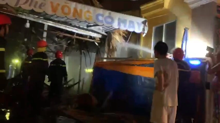 Tới 1 giờ 30 sáng 9/12, đám cháy được khống chế (Ảnh: Cắt từ clip)