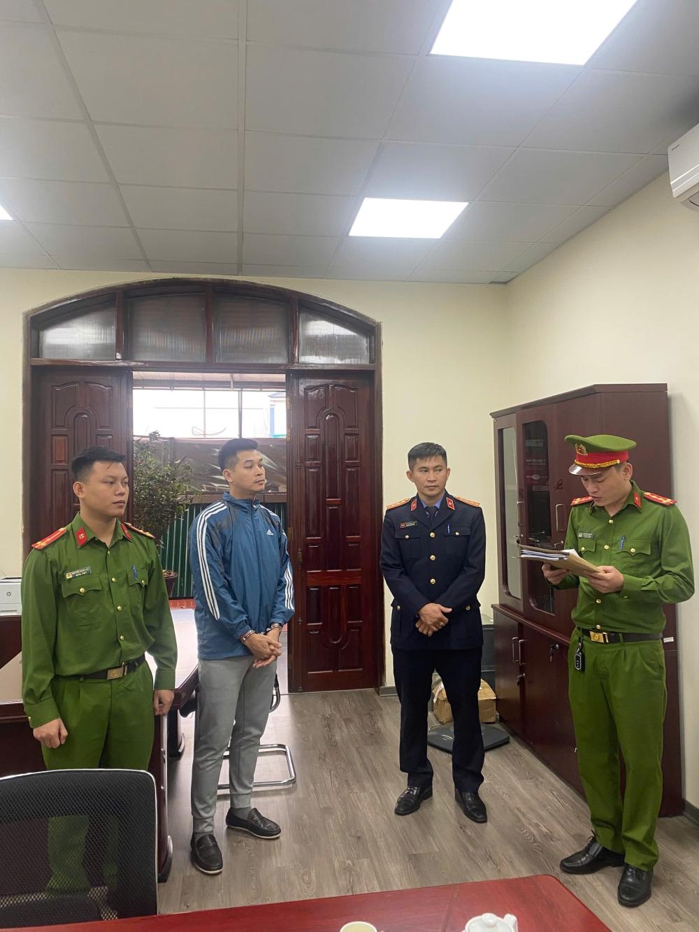 Cơ quan điều tra tống đạt quyết định khởi tố đối tượng Võ Hoàng Long