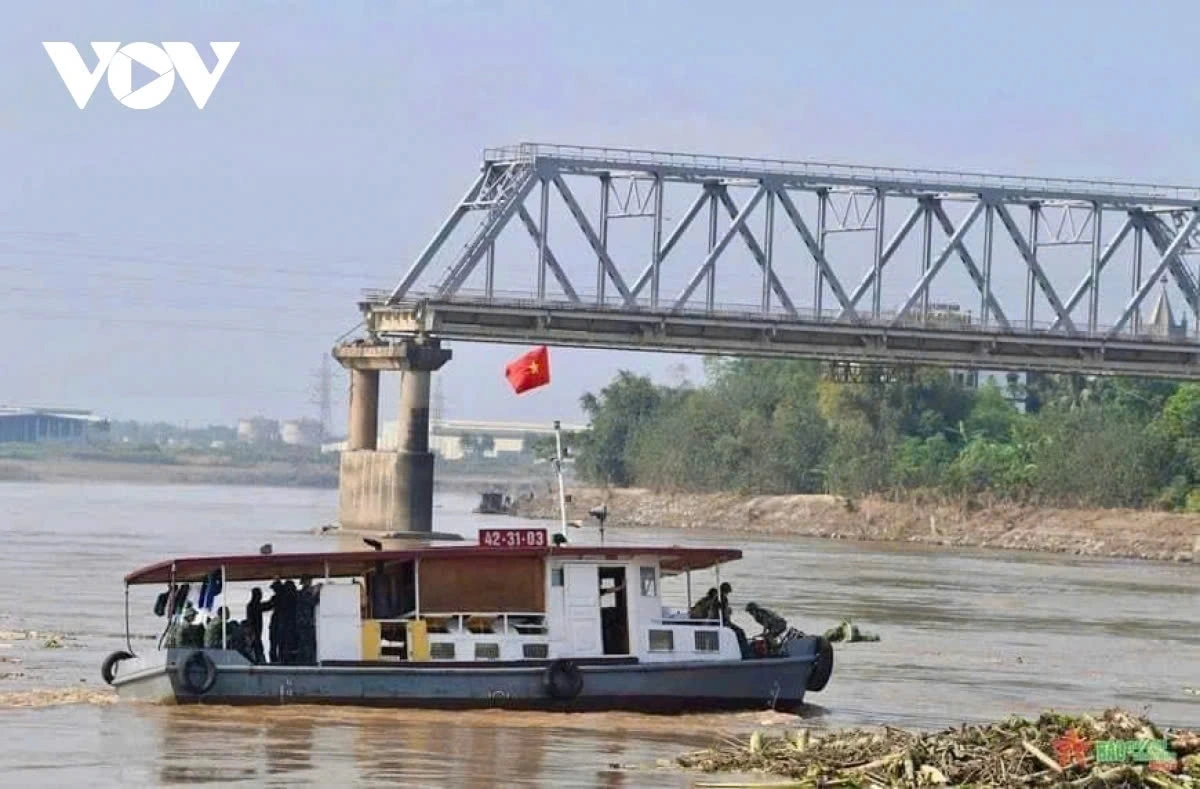 Mực nước tại khu vực cầu Phong Châu đang xuống thấp, cồn cát nổi lên dưới đoạn cầu cũ.