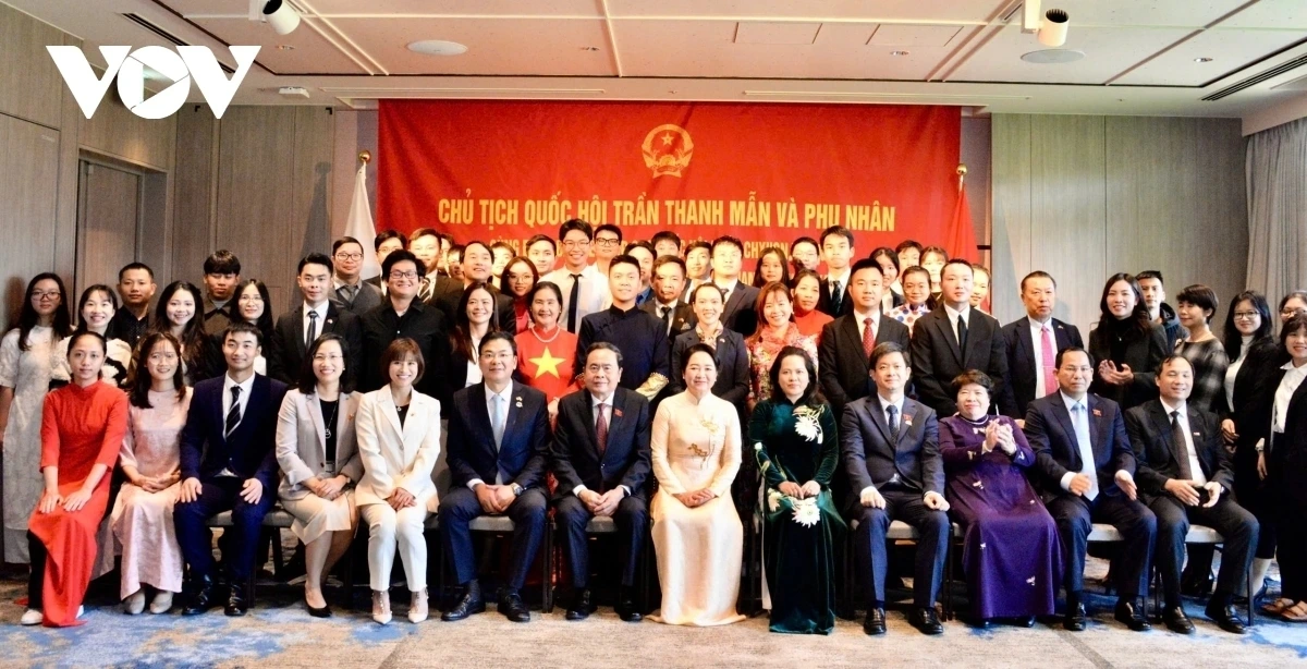 Đại diện lãnh đạo các Hội đoàn và cộng đồng người Việt Nam tại Nhật Bản cho biết, bà con luôn theo dõi tình hình đất nước; vui mừng khi Việt Nam đang có những bước chuyển mình mạnh mẽ trong kỷ nguyên mới, kỷ nguyên vươn mình của dân tộc; bày tỏ đồng tình cao về tính cấp thiết tiến hành cuộc cách mạng về tinh gọn bộ máy của hệ thống chính trị nhằm hoạt động thực sự hiệu năng, hiệu lực, hiệu quả; góp phần đưa đất nước tiến nhanh, tiến xa hơn nữa.