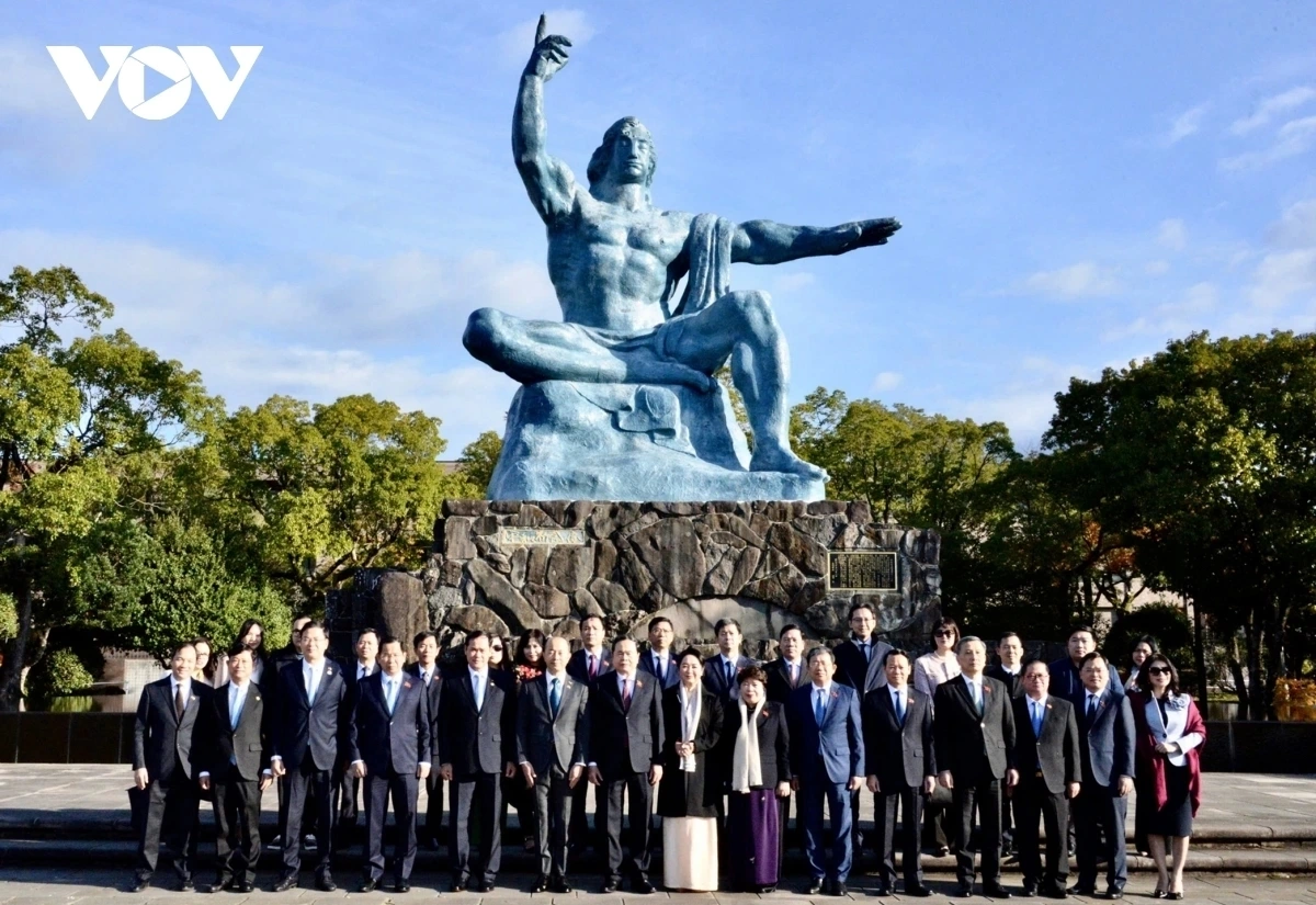 Bảo tàng bom nguyên tử Nagasaki nằm trong khuôn viên Công viên Tưởng niệm Hòa bình, nơi có Nhà vòm bom nguyên tử đã được UNESCO công nhận là Di sản thế giới; nơi lưu giữ và trưng bày hiện vật gồm nhiều vật dụng của các nạn nhân và phần còn lại của những công trình đã bị tàn phá. Chủ tịch Quốc hội Trần Thanh Mẫn và Phu nhân cùng Đoàn đại biểu cấp cao Quốc hội Việt Nam tại Công viên Hòa Bình.