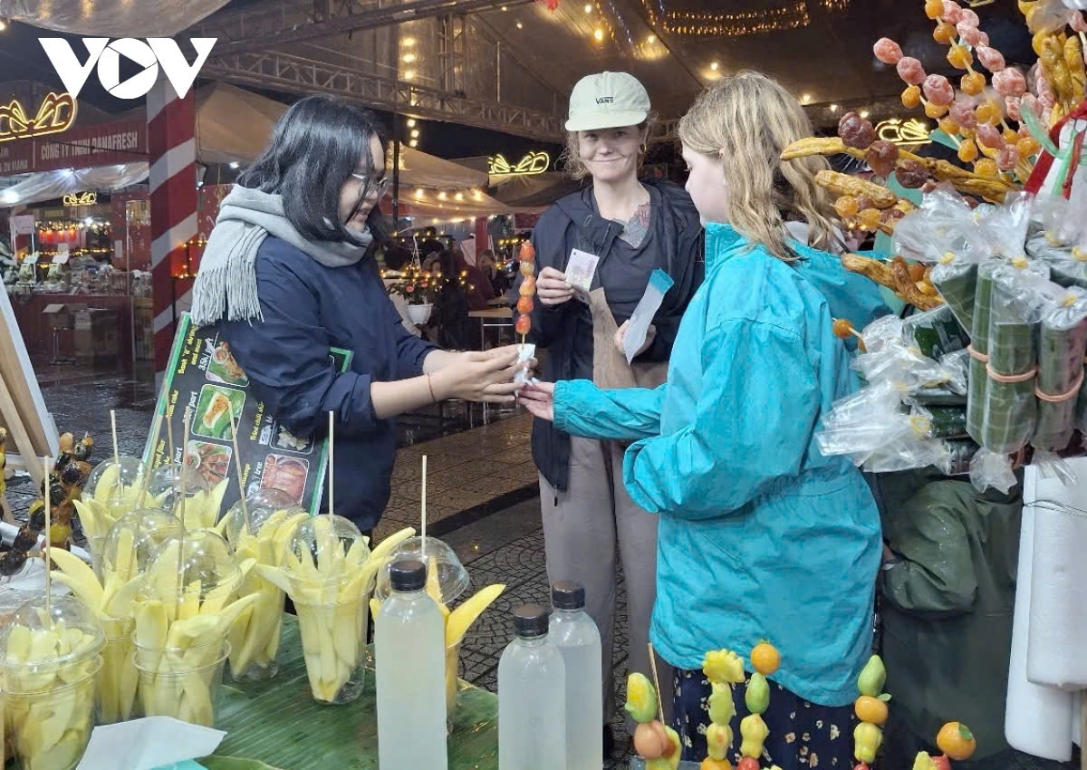 The market runs from December 20 to January 2, 2025, attracting a large number of locals and tourists to visit and shop. Visitors can enjoy over 100 signature dishes from local, regional, and international cuisines.