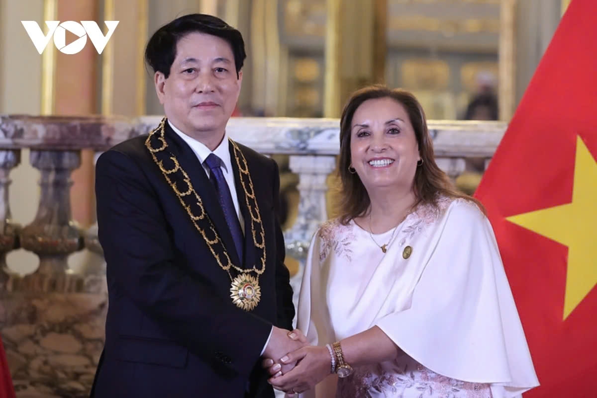 From November 12 – 16 President Luong Cuong pays an official visit to Peru where he also attends the 2024 Asia-Pacific Economic Cooperation (APEC) Summit. President Luong Cuong holds bilateral meetings with President of the Republic of Korea Yoon Suk-yeol; President of Indonesia Prabowo Subianto; Prime Minister of Japan Shigeru Ishiba, Party General Secretary and President of China Xi Jinping; President of the United States Joe Biden; and Prime Minister of Canada Justin Trudeau. This is the first official visit to Peru of the Vietnamese President that also coincides with celebrations marking 30 years of Vietnam – Peru diplomacy. In the photo, Peruvian President Dina Ercilia Boluarte Zegarra presents the Grand Cross of the Order of the Sun of Peru to President Luong Cuong.