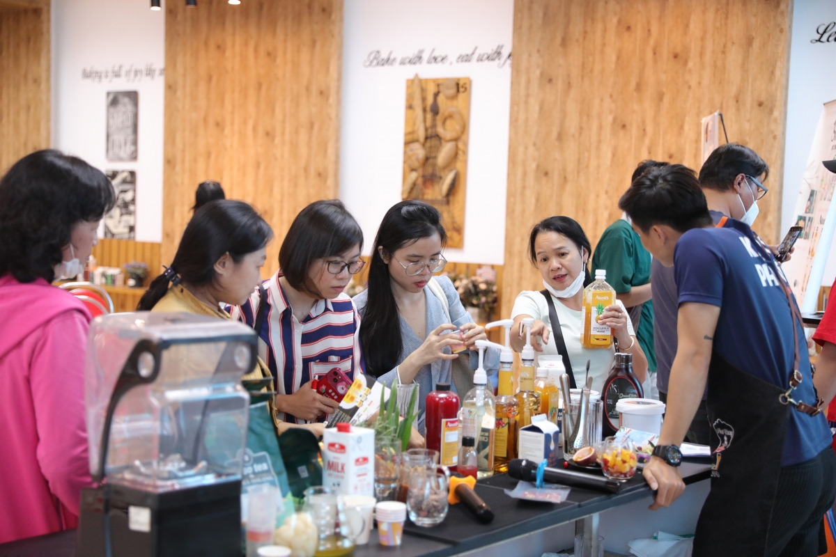 Các chủ quán có cơ hội trực tiếp trải nghiệm sản phẩm kem pha chế tại workshop của Nhất Hương. Ảnh: Nhất Hương
