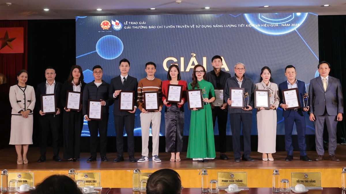 Các tác giả và đại diện nhóm tác giả nhận Giải A Giải báo chí tuyên truyền về sử dụng năng lượng tiết kiệm và hiệu quả 2024 (Ảnh: Minh Quyết)