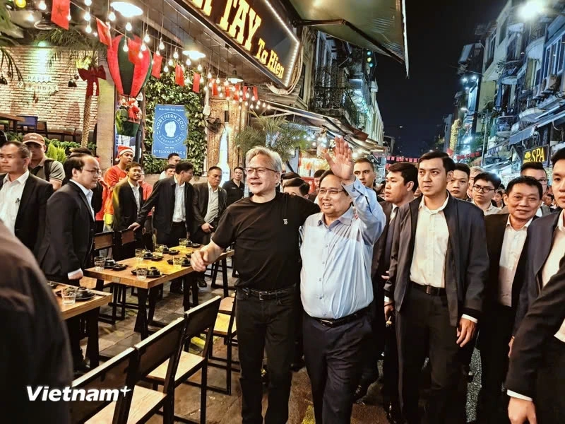 Tối 5/12, nhiều người dân Thủ đô cũng như du khách quốc tế tỏ ra bất ngờ khi bắt gặp Thủ tướng Chính phủ Phạm Minh Chính và ông Jensen Huang CEO tập đoàn nghìn tỷ NVDIA đi dạo phố cổ.