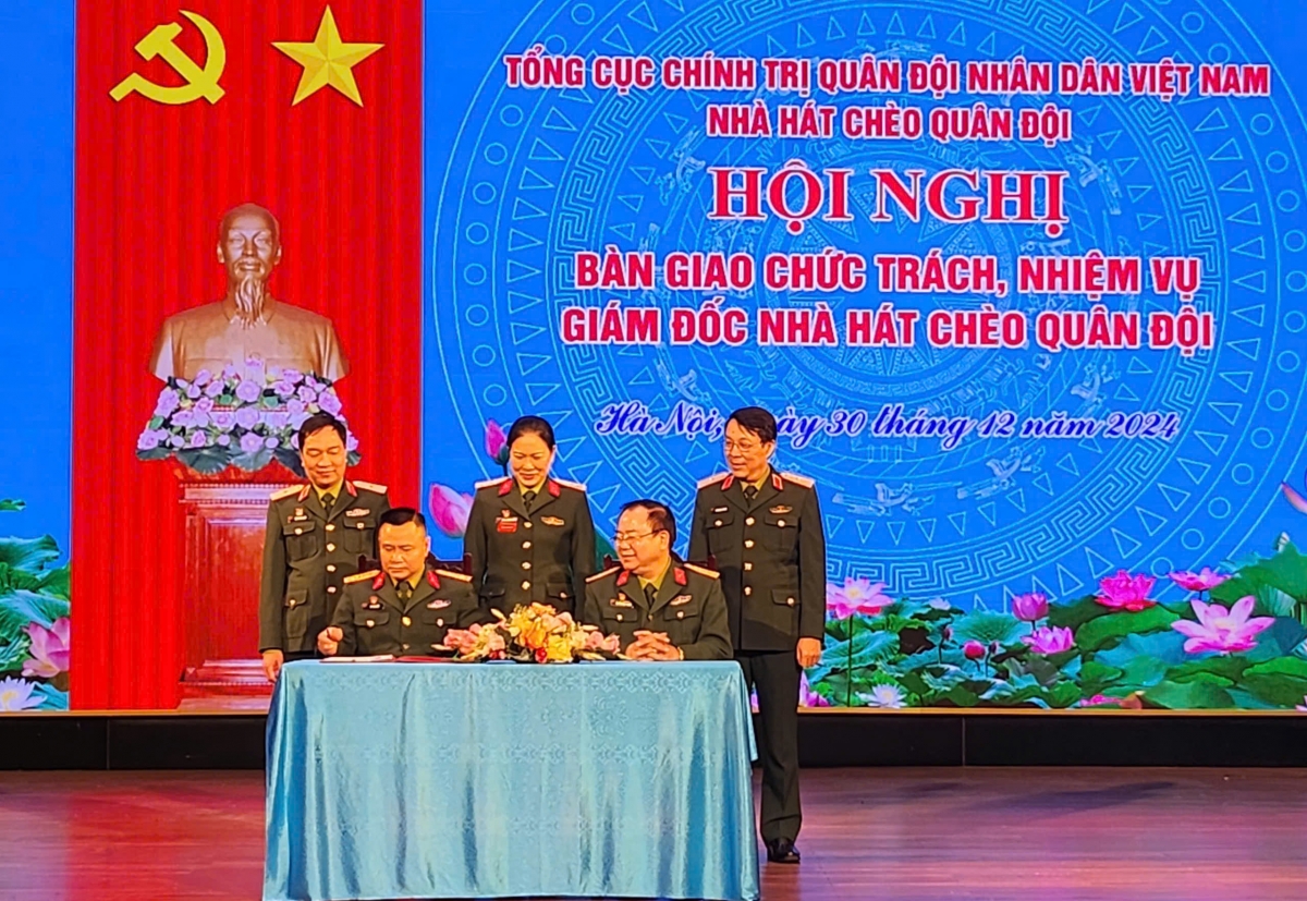 Thủ trưởng các cơ quan TCCT QĐND Việt Nam chứng kiến ký kết bàn giao chức vụ Giám đốc Nhà hát Chèo Quân đội.