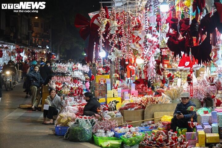 Thậm chí có cửa hàng còn không có bóng người.