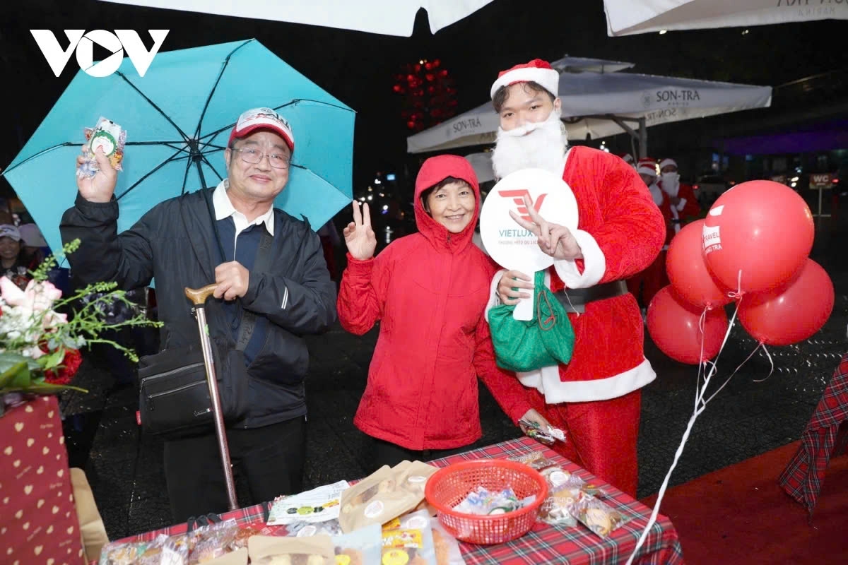 Locals and tourists participate in dressing up as Santa Claus, dancing to lively Christmas music, and taking photos for instant check-ins, and receiving Christmas gifts from Santa Claus.
