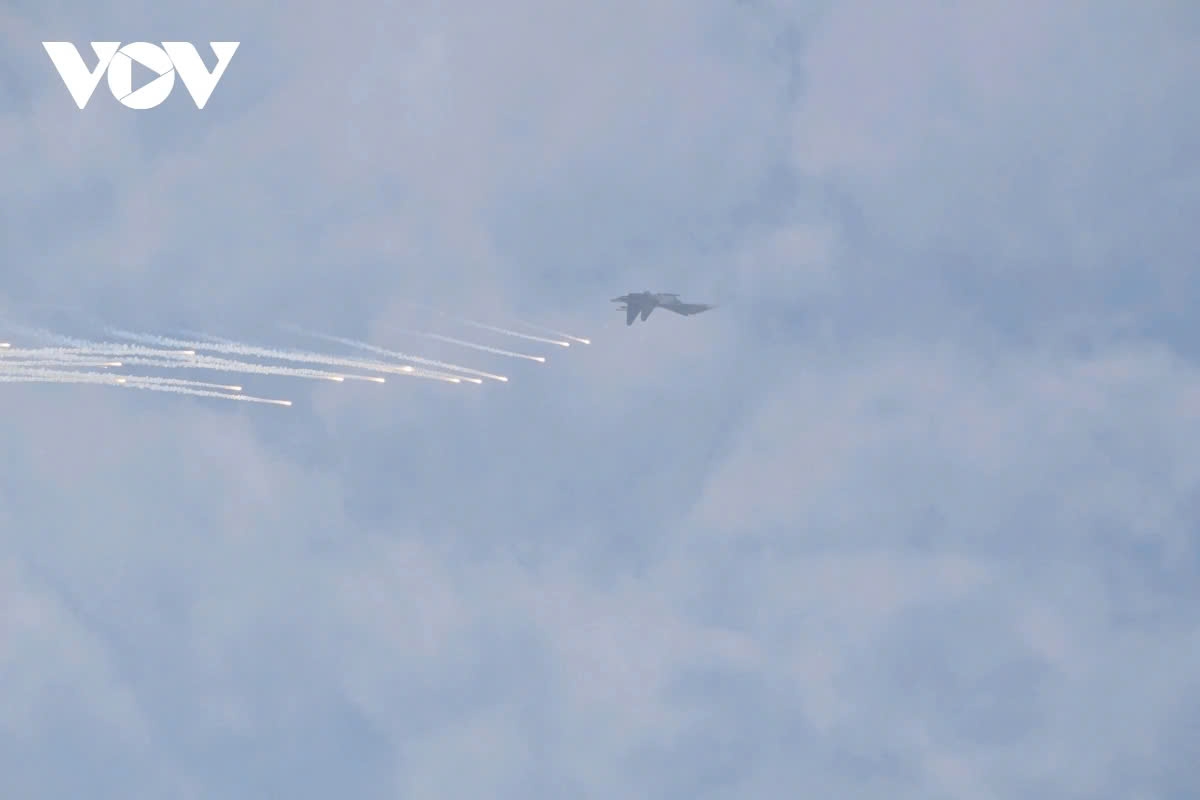 The aim is to make the infrared-guided missile seek out the heat signature from the flare rather than the aircraft's engines.