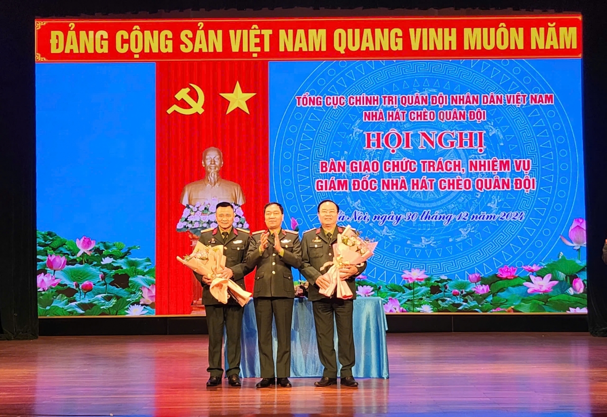 Thiếu tướng Trần Ngọc Anh tặng hoa Đại tá, NSND Nguyễn Quốc Trượng và Đại tá, NSND Vũ Tự Long.