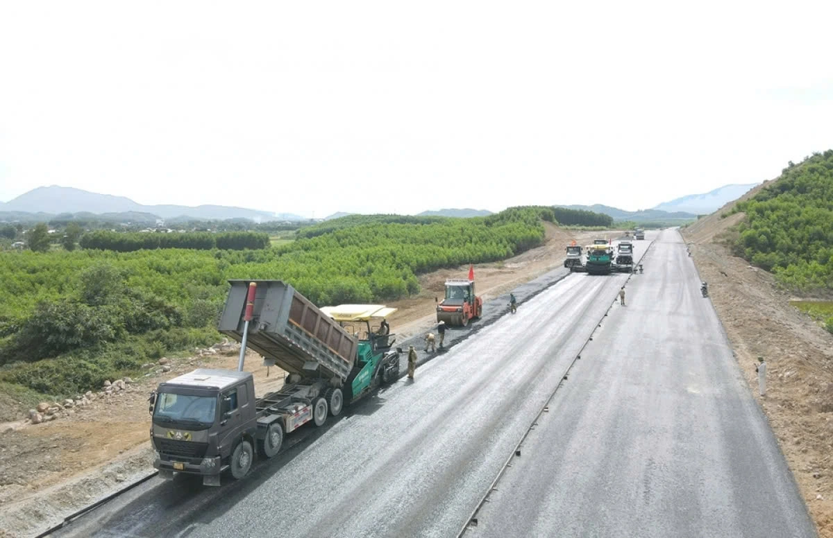 Theo báo cáo của Bộ GTVT, hiện các Dự án cao tốc Bắc-Nam đạt hơn 60% sản lượng giá trị hợp đồng. TRong ảnh là một số đoạn cao tốc Vân Phong- Nha Trang đang thảm nhựa.