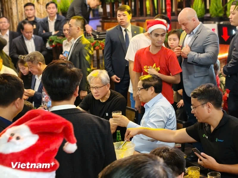 Thủ tướng Phạm Minh Chính và CEO Jensen Huang cùng nhau thưởng thức bữa ăn đường phố. 