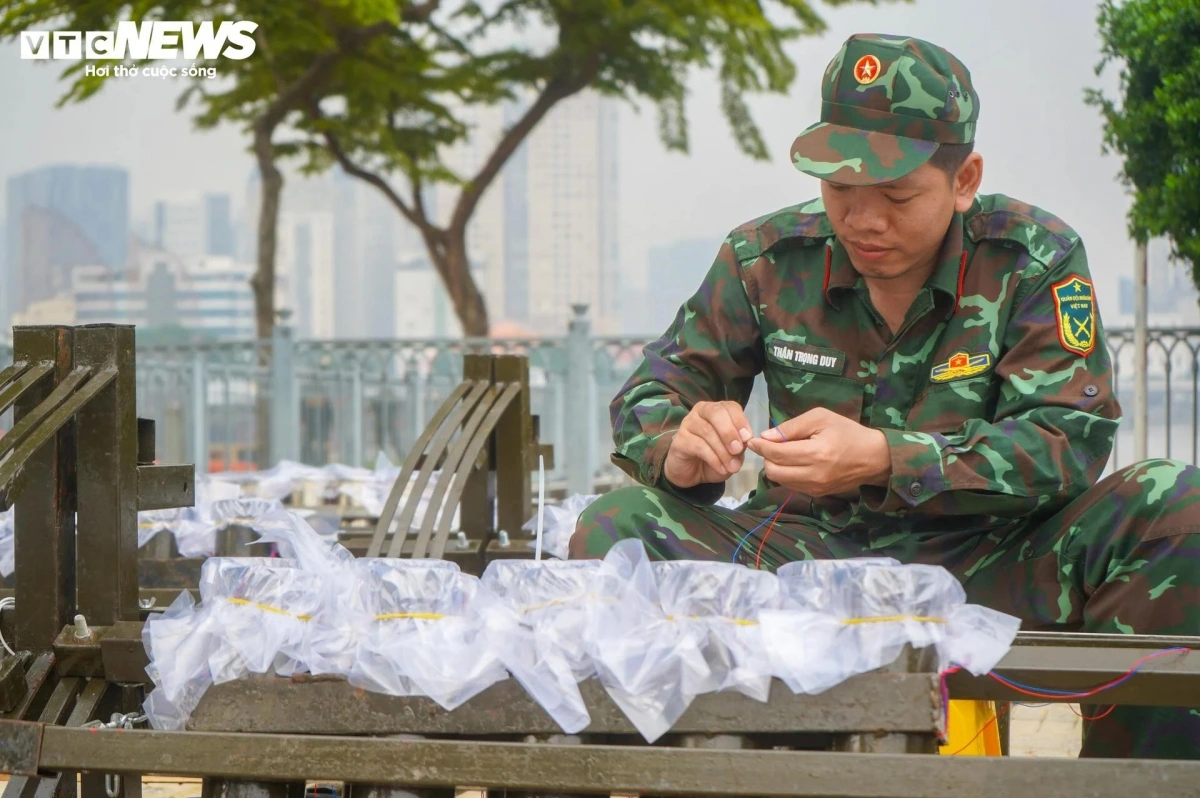 Đối với những đầu ống pháo sau khi nạp pháo sẽ được các chiến sĩ buộc kín bằng bao nylon, đồng thời che chăn bằng một lớp bạt để đề phòng trời mưa làm ảnh hưởng đến chất lượng pháo hoa.